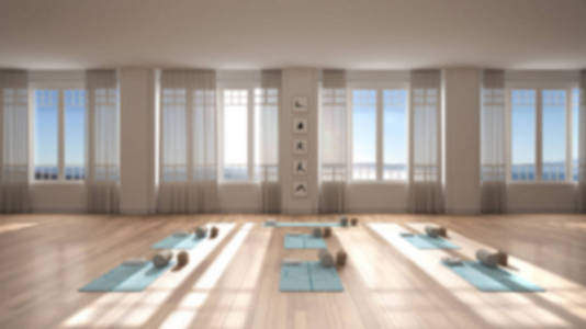 模糊背景室内设计空荡荡的瑜伽工作室，最小的经典空间，拼花地板，墙壁用灰泥，垫子和配件，准备瑜伽练习，冥想