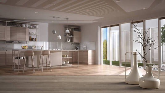 木质桌面或架子上有极简的现代花瓶，上面有模糊的现代白色厨房，木质细节和拼花地板，极简主义建筑室内设计