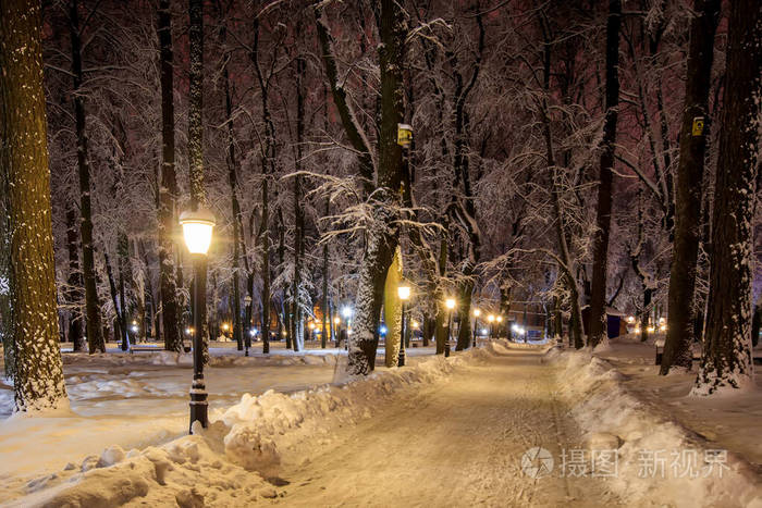 冬天晚上在城里散步。