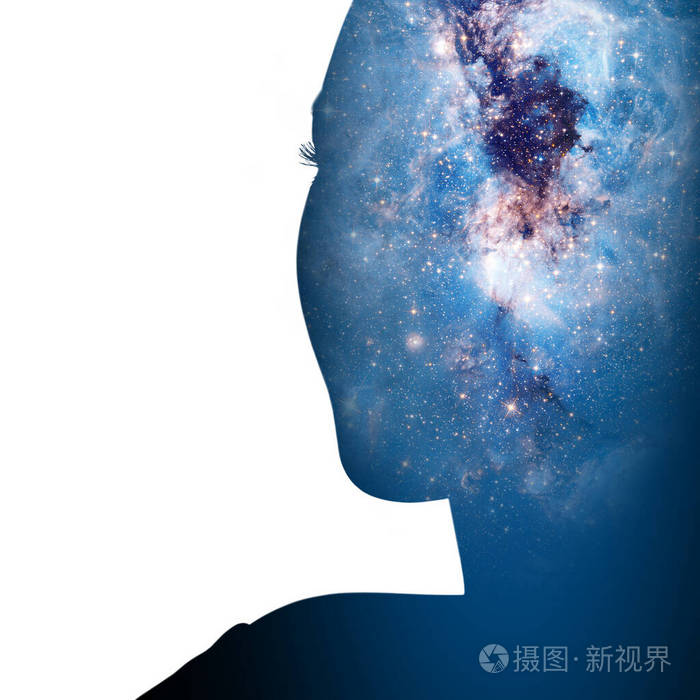 剪影女人和宇宙星系的双重曝光