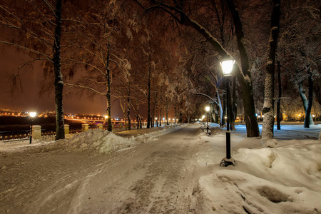 冬天晚上在城里散步。