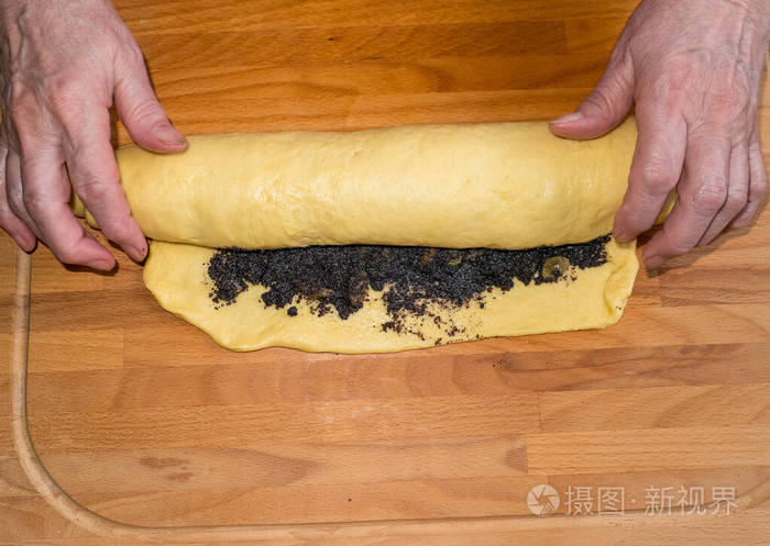 homemaderollwithpoppyseeds