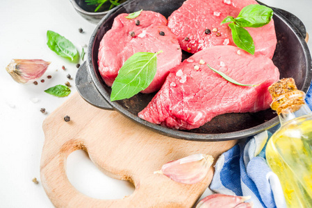 生鲜肉加香料牛排照片