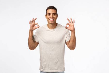 表现出好的,好的或好的迹象,微笑表示赞同,点头同意,给予肯定的答复