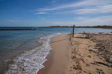 海边的一片荒芜的海滩上晒太阳荒芜的沙滩日光浴浴床与遮阳伞荒芜的