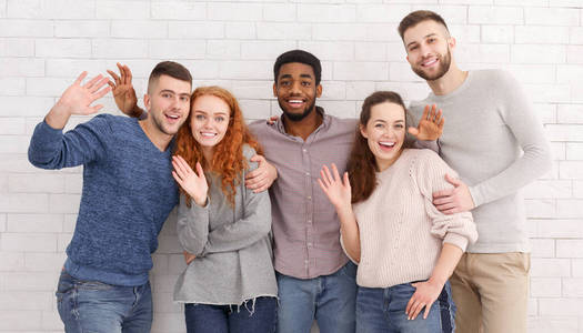 年轻的朋友们向镜头挥手问好照片