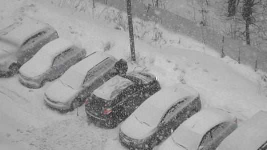 莫斯科1月10日2018年1月10日，俄罗斯莫斯科，司机在清理挡风玻璃上的积雪