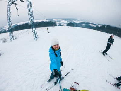 雪山下滑雪女子自拍图片