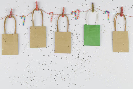 包装袋图案彩色包装袋悬挂在白色背景的衣夹上照片