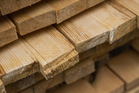 户外锯木厂上锯木板的仓库.木质毛坯建筑材料的木材堆.工业.照片
