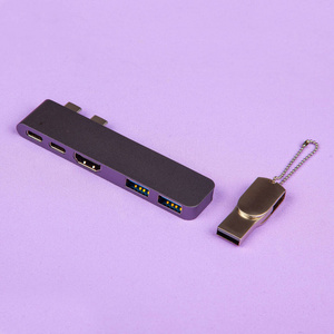 USB集线器，用于带闪存驱动器的笔记本电脑上的TypeC连接器