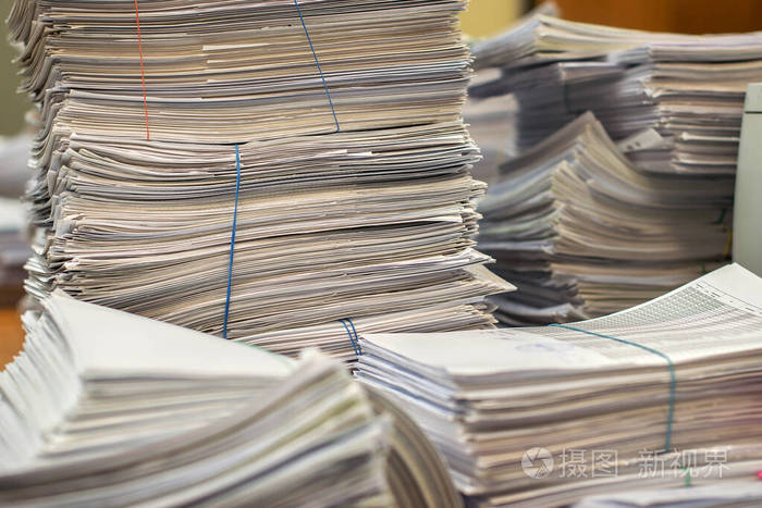 办公室里一堆纸文件