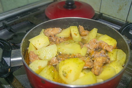 用平底锅炖洋葱胡萝卜和土豆的肉。家庭烹饪。