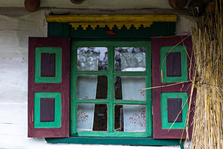 一所乡村旧房子里有百叶窗的窗户.乌克兰村庄.照片