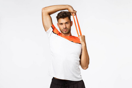 双手举过头顶,舒展着阻力带,无拘无束的表情,展现出自己的力量,吹嘘