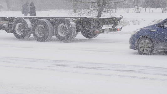 路上有车在路上下雪