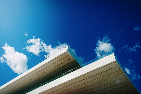 蓝天背景，云彩和现代金融b的屋顶