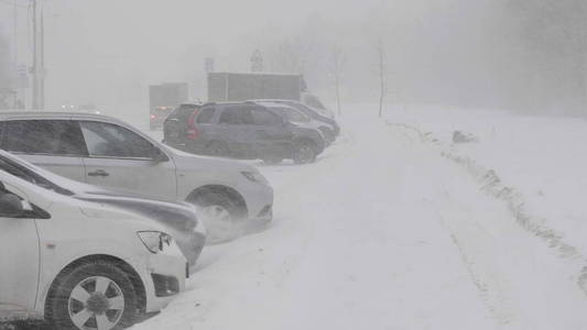 路上有车在路上下雪