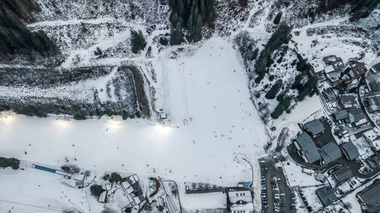 空中无人机俯瞰夏蒙尼斯平原滑雪场