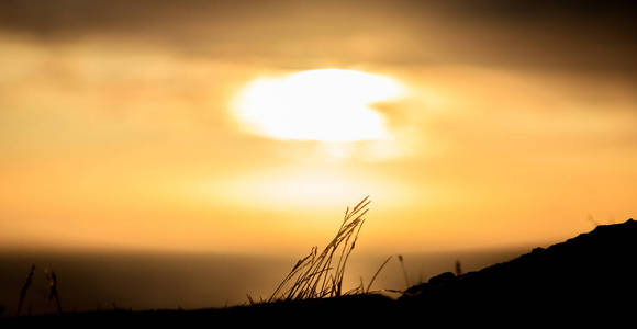 典型的冰岛日出日落悬崖景观图片
