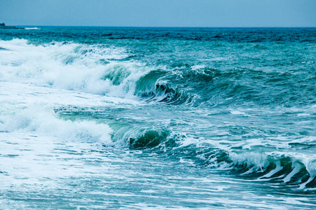 蓝色海面上的波浪