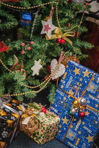 在装饰喜庆的圣诞树下的各种包装礼物。生活方式