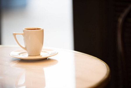 咖啡馆里大理石桌上的白色咖啡杯。