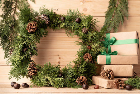 圣诞花环与一堆礼物木质背景正视图