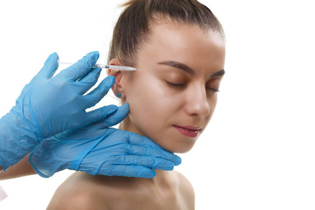 美丽的年轻女子接受玻尿酸注射.