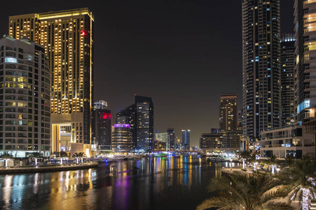 迪拜码头夜景，阿联酋。2019年5月