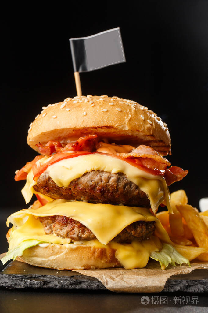 大的双层芝士汉堡黑底炸薯条汉堡配牛肉饼培根洋葱番茄生菜腌菜陈年