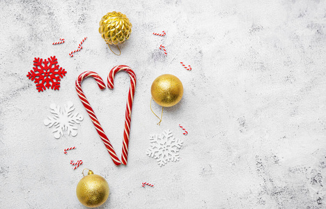 新年背景，用圣诞装饰品和冷杉树枝组成的素色构图，平铺，空白处为文字