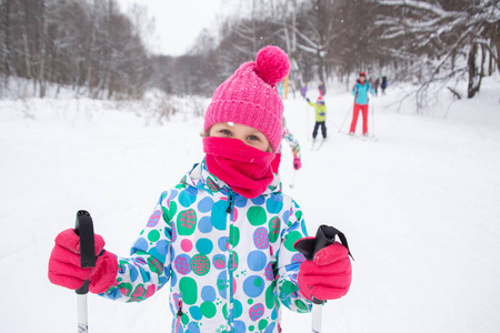 小女孩滑雪者