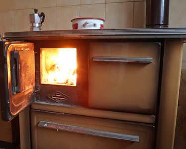小厨房里的旧炉子着火了图片