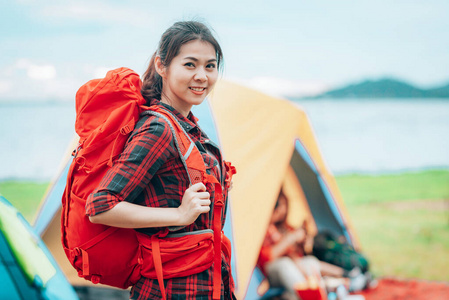 背包在露营地度假的女旅行者