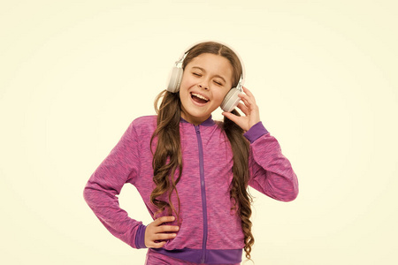 小女孩唱歌取乐.可爱的孩子在耳机里听歌照片