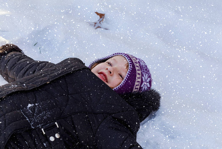 在雪地里玩耍小孩在洁白的雪地里