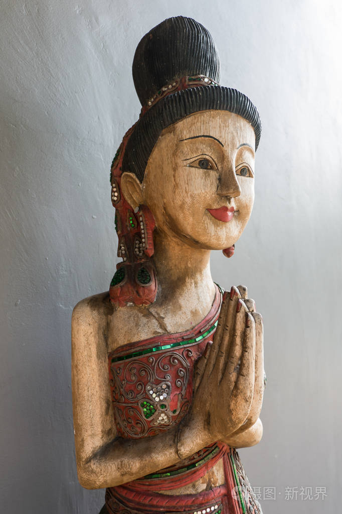 泰式木女雕像