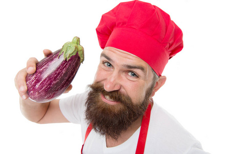 紫色是最幸福的颜色。胡子男人拿着茄子蔬菜。用健康的蔬菜或水果烹调。准备煮茄子。蔬菜和素食。健康饮食