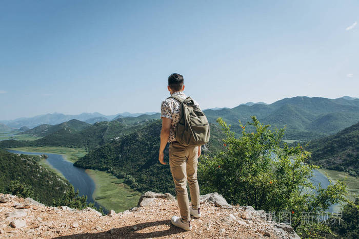 背着背包的旅行者