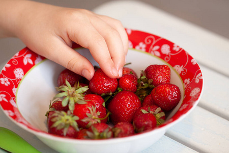 拿东西小孩图片