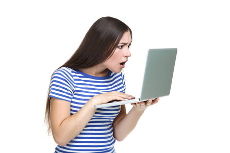 一个年轻女孩把笔记本电脑隔离在白色背景上