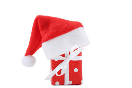 白色背景上带独立礼品盒的红色圣诞老人帽