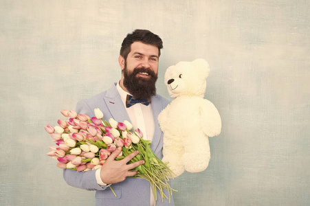 3月8日.留着胡子的男人戴着郁金香花的领结.爱和花约会.生日快乐.