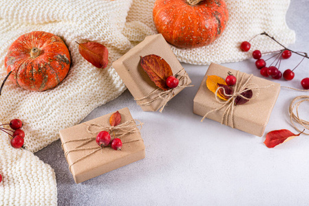 秋天的落叶礼物.感恩节礼物用手工纸包裹,用天然材料制成.