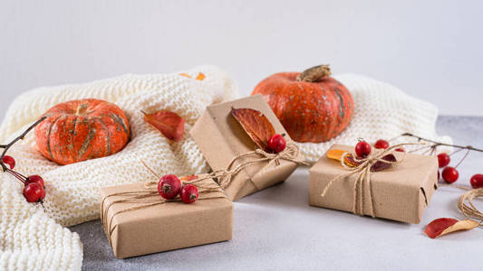 节日礼物,干树叶和手工礼品盒照片