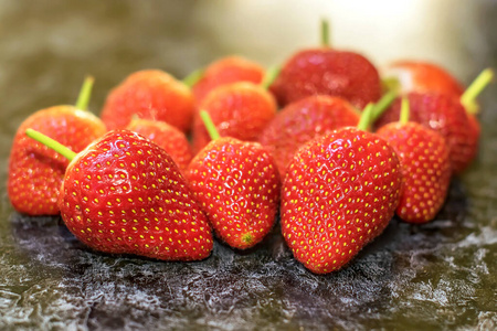 精致多汁的草莓在厨房的台面上图片