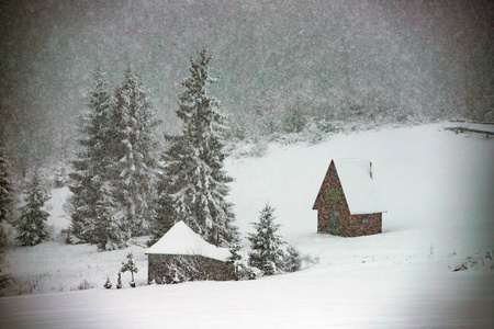 山上白雪覆盖的小屋