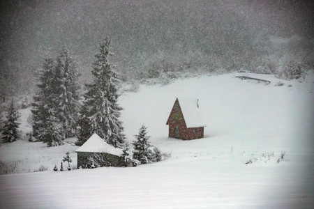 山上白雪覆盖的小屋