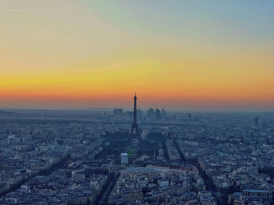 日落后的埃菲尔铁塔，可从蒙帕纳斯之旅欣赏巴黎市容